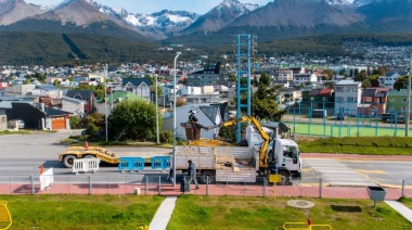 Personal del Municipio de Ushuaia mejora la iluminación de espacios comunitarios