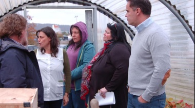 La Municipalidad de Ushuaia hizo entrega de plantines e insumos para la Escuela N° 13