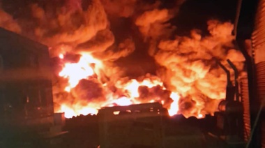 Combaten incendio de magnitud en predio municipal