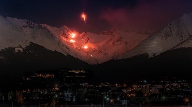 Gran concurrencia de vecinos, vecinas y turistas en la tradicional Bajada de Antorchas