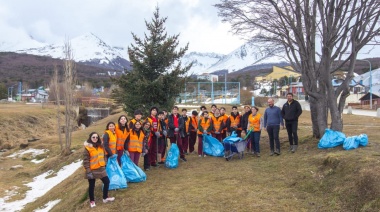 La Municipalidad acompañó a estudiantes del EMEI en una jornada de limpieza