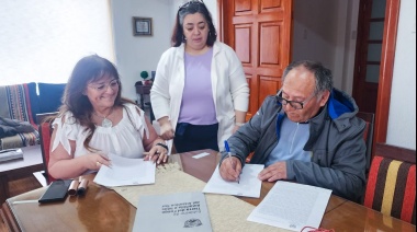 Obras Públicas de la provincia rubricó contrato para las redes de agua y cloacas de Chacra VIII