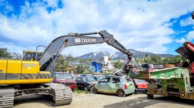 El Municipio de Ushuaia compactó vehículos depositados en el playón de incautación
