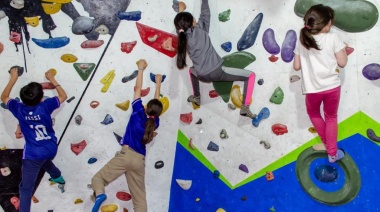 Niños y niñas de Ushuaia disfrutaron de las actividades de kayak y palestra en las colonias municipales