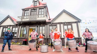 Expresiones de carnaval participaron del ensayo abierto en la explanada de la Antigua Casa Beban