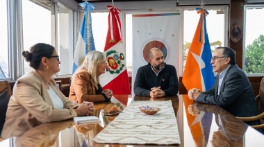 El embajador de Perú visitó la provincia y se reunió con miembros del Gabinete provincial