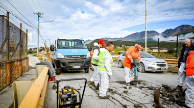 Trabajos de bacheo en el barrio Mirador de los Andes