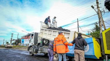 Importante trabajo de repavimentación de un tramo de Perito Moreno y el acceso a Gendarme Argentino