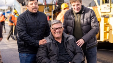 El Gobernador Melella recorrió junto al intendente Harrington la obra de asfalto del barrio 9 de Octubre