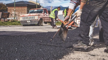 Se repavimentó un sector de avenida Alem con maquinaria y personal propio