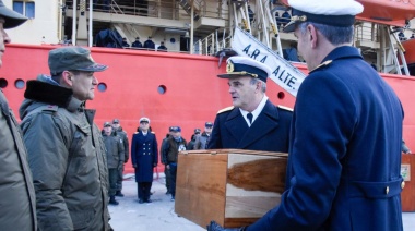 La Municipalidad de Ushuaia participó en la entrega de la bandera argentina al Comandante del Irizar