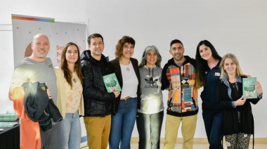 Gobierno recibió la donación de 280 ejemplares de un libro escrito por docentes de la Provincia