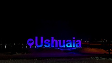 El cartel de Ushuaia y edificios públicos se iluminaron de azul