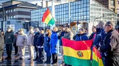 El municipio de Ushuaia participó en el acto por el 199° aniversario de la Independencia de Bolivia
