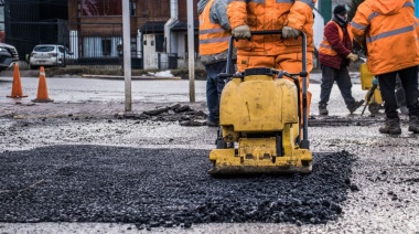 La Municipalidad de Ushuaia continúa realizando trabajos de bacheo en distintos sectores de la ciudad