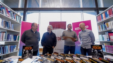 El intendente Vuoto donó 40 tomos a la biblioteca de la UNTDF para la sección de pensamiento nacional e iberoamericano