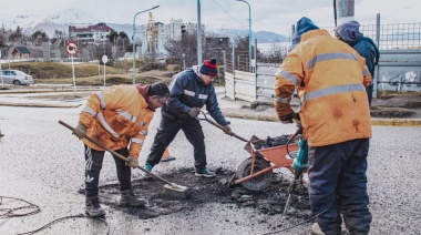 Cuadrillas Municipales hicieron trabajos de bacheo en la rotonda de la EPET y otras zonas céntricas