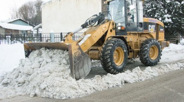 Se realizan tareas de despeje y limpieza ante el temporal de nieve