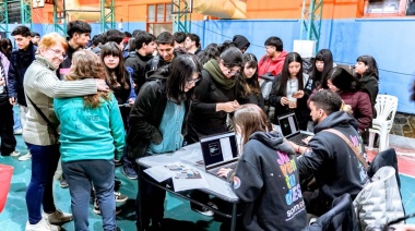 Se presentó el programa de becas en IA para jóvenes que cursan 5° año del secundario