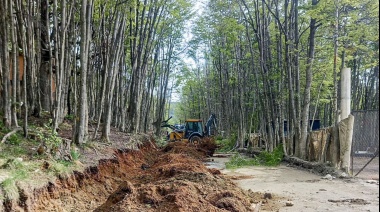 Se trabaja en el mantenimiento de la calle principal del B° Dos Banderas