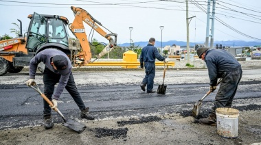 Continúan los trabajos recuperación vial en Héroes de Malvinas