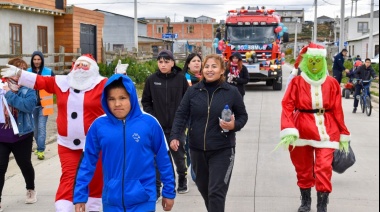 En Vísperas Navideñas, Papá Noel y el Grinch recorrieron distintos Barrios de la Provincia
