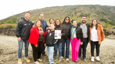 Se avanza con la entrega de predios a trabajadores y trabajadoras municipales