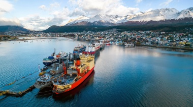El buque logístico ARA “Patagonia” transfiere carga al rompehielos ARA “Almirante Irízar”