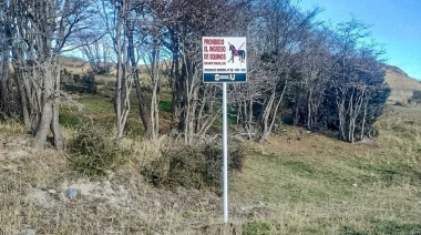 Cartelería que prohíbe la presencia de caballos en un espacio verde de las 640 viviendas