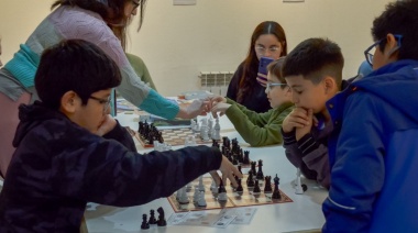 La Municipalidad de Ushuaia acompañó la “Tarde de Juegos de Mesa, Cubo Rubik y Taller Cultural Malvinero” en la Antigua Casa Beban