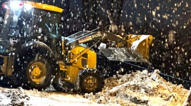 Con maquinaria y personal propio se avanza en la limpieza y mantenimiento de las calles