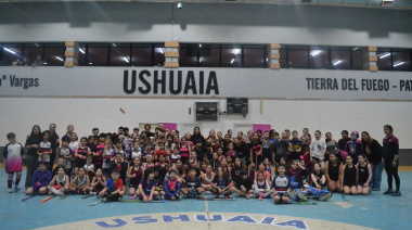 Se participaron de la clínica de hockey pista dictada por Juan Eleicegui