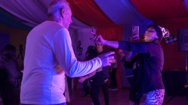Una noche de baile, encuentro y alegría para las personas mayores