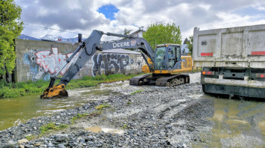 Se realiza tareas de saneamiento y profundización del arroyo Buena Esperanza