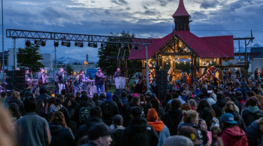 Ushuaia celebró el “Día Más Largo” con una multitudinaria jornada cultural en el Paseo de las Rosas