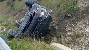 Una falla mecánica provocó el vuelco de una camioneta