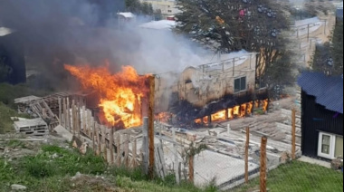Tres menores logran escapar de un voraz incendio que destruyó su vivienda en el barrio Akar