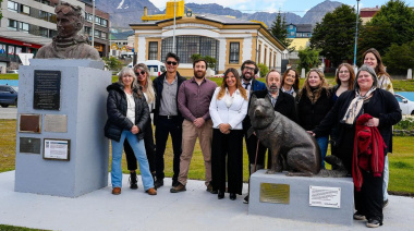 Descubren escultura de “Poncho”, el heroico perro polar argentino, en el paseo de exploradores antárticos de Ushuaia