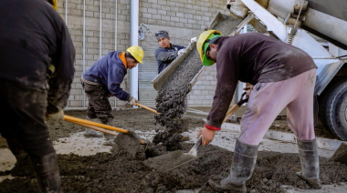 Inició el hormigonado en el nuevo gimnasio del Colegio Soberanía Nacional