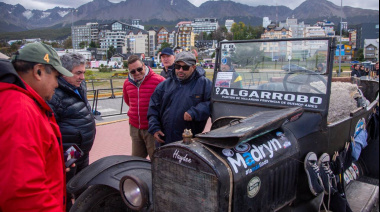 Becerra recibió en Ushuaia a Julio Dupont, quien llegó tras recorrer más de 3.000 km en un Ford t de 1924