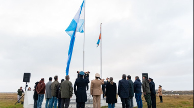 Ceremonia de izamientos simultáneos en las tres ciudades y bases antárticas