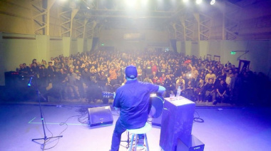 Gaspar Benegas presentó un show acústico repleto
