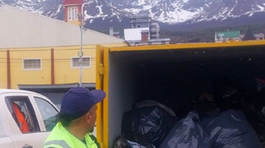 Tareas de limpieza posterior al desfile del 142° Aniversario de Ushuaia