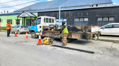 Se realizan trabajos de bacheo en distintos puntos de Ushuaia