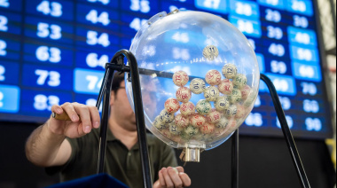 Entrega de entradas para el Bingo por el Mes de las Maternidades