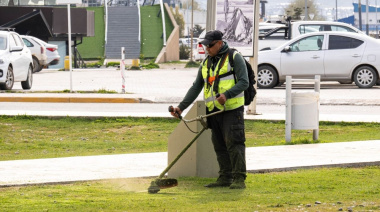 Tareas de limpieza y mantenimiento en los espacios verdes de la ciudad