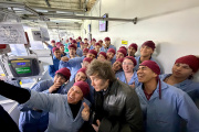 Milei en modo campaña: visitó junto a candidatos las plantas de Newsan 