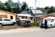 Siniestro vial en Facundo Quiroga: un vehículo terminó volcado sobre la vereda