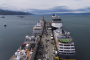 Arribó a Ushuaia el crucero Celebrity Equinox, uno de los de mayor porte que opera en la región austral