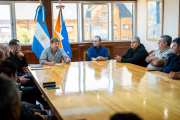 Se reunió con gremios portuarios y detalló las acciones para revertir la intervención del puerto de Ushuaia